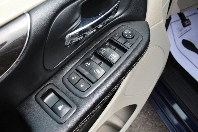 2016 Chrysler Town & Country Touring