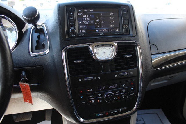 2016 Chrysler Town & Country Touring