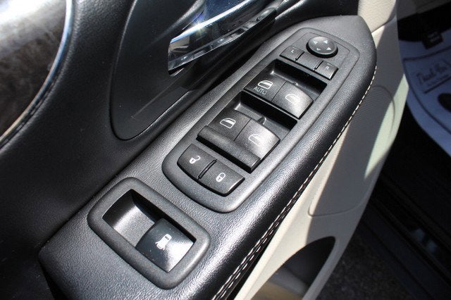 2016 Chrysler Town & Country Touring-L Anniversary Edition